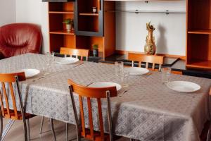 Heart of Downtown 3 ROOMS Apartment Self Check in