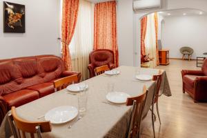 Heart of Downtown 3 ROOMS Apartment Self Check in