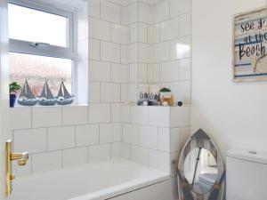 The Sashes - Stylish Apartment - FREE Parking - Ultrafast WIFI - Smart TV - Netflix - sleeps up to 6! Close to Poole Town Center & Sandbanks & Bournemouth