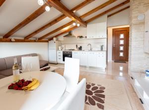 Apartment Eden in peaceful area near center 