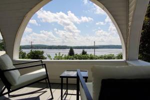 Majestic Lakeview Duplex Apt for 8! Fully furnished and ready for your getaway!