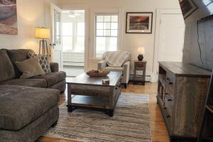 Majestic Lakeview Duplex Apt for 8! Fully furnished and ready for your getaway!