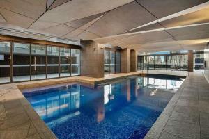 A Stylish 2BR Apt Next to Southern Cross with City Views
