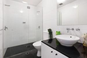 A Stylish & Bright Suite Next to Darling Harbour