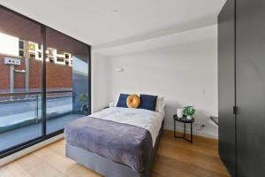 A Modern & Spacious 2BR Apt Near Melbourne Uni