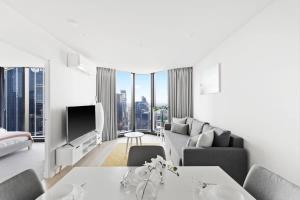 A 3BR Apt Next to Melbourne Central FREE Parking