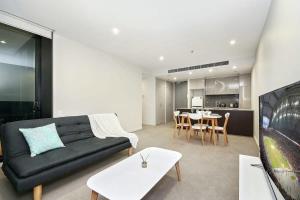 A Comfy Albert Park Apt Next to Grand Prix Circuit