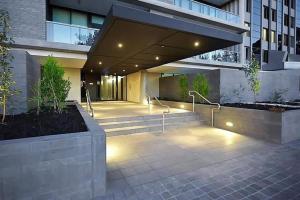 A Comfy Albert Park Apt Next to Grand Prix Circuit