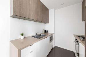 A Cozy 2BR Apt with Yarra Views FREE Parking