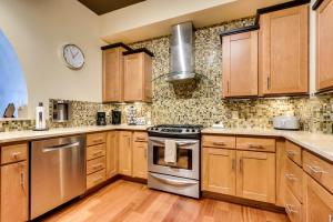 Walk Downtown Stunning Condo with Attached Garage