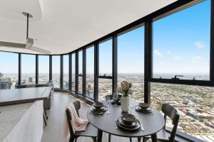 A Cozy 3BR Apt with Panoramic Views FREE Parking