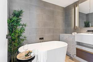 A Cozy 3BR Apt with Panoramic Views FREE Parking