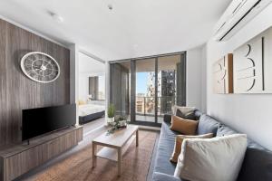 A 2BR Apt with City Views Next to Southern Cross