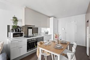 A 2BR Apt with City Views Next to Southern Cross