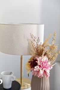 A 2BR Apt with City Views Next to Southern Cross