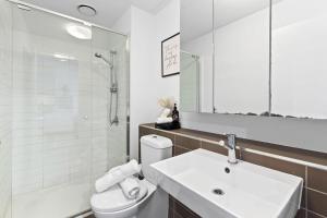 A 2BR Apt with City Views Next to Southern Cross