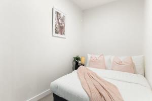 Stylish & Modern 2BR Apt Near Victoria Market
