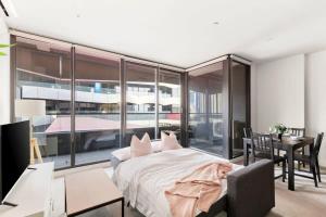 Stylish & Modern 2BR Apt Near Victoria Market