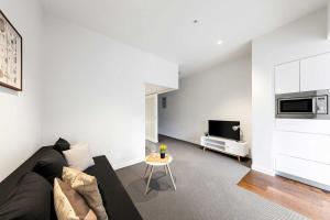A Stylish Apt for 4 Near Queen Victoria Market