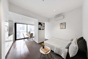 A Stylish Apt for 4 Near Queen Victoria Market