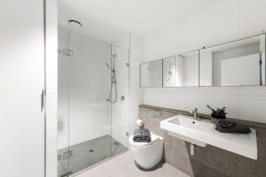 A Stylish Apt for 4 Near Queen Victoria Market