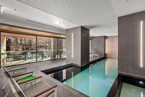 Modern 2BR Apt Next to Victoria Market City Views