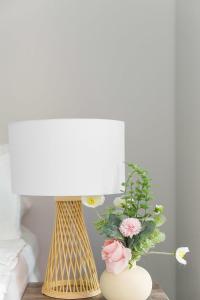 Modern 2BR Apt Next to Victoria Market City Views