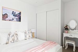 Modern 2BR Apt Next to Victoria Market City Views