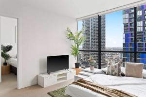 Modern 2BR Apt Next to Victoria Market City Views