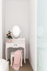 Modern 2BR Apt Next to Victoria Market City Views