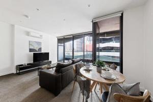 Charming 2BR Apt Near Victoria Market City Views