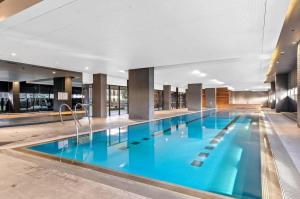 Charming 2BR Apt Near Victoria Market City Views