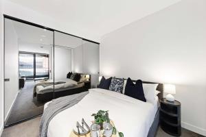 Charming 2BR Apt Near Victoria Market City Views