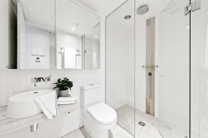 Charming 2BR Apt Near Victoria Market City Views