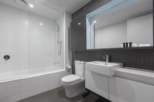 A 3BR Apt Next to Melbourne Zoo FREE Parking