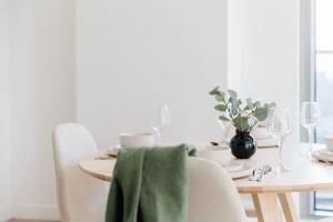 A Cozy Apt with City Views Near Crown Casino