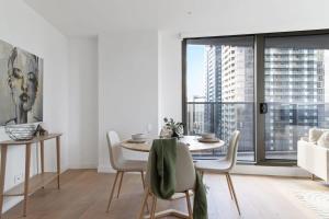 A Cozy Apt with City Views Near Crown Casino