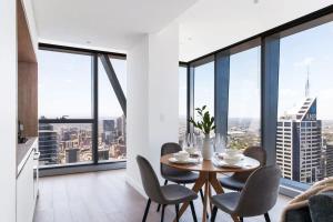 A 2BR Apt with Stunning City Views FREE Parking