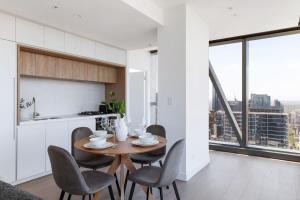 A 2BR Apt with Stunning City Views FREE Parking