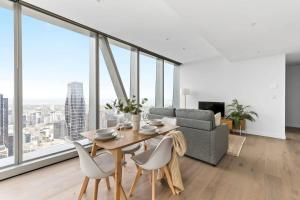 A Chic 2BR Apt with Panoramic Views FREE Parking