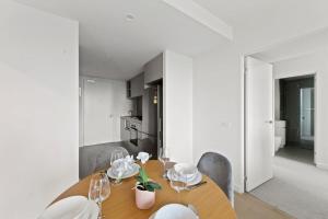A Chic 2BR Apt Near Melbourne CBD w FREE Parking