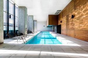 A Chic 2BR Apt City Views Near Southern Cross