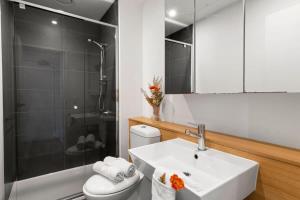 A Chic 2BR Apt City Views Near Southern Cross