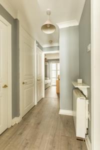 Modern Elegant Central Apt with Parking