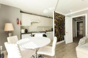 Modern Elegant Central Apt with Parking