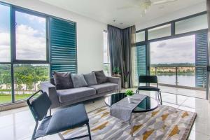 Lux 3BR Suite Puteri Harbour Near Legoland & Hello Kitty with Water Views