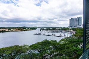 Lux 3BR Suite Puteri Harbour Near Legoland & Hello Kitty with Water Views