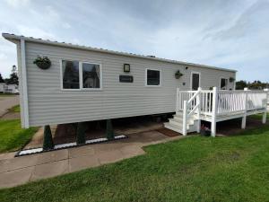 3 Bedroom Stylish Caravan - Vans With Business Sign Not Allowed