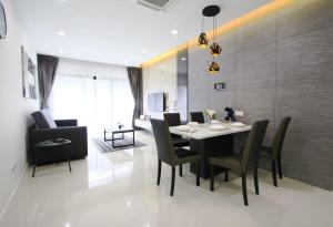 A Stylish High-Floor 2BR Suasana Suites Views