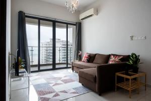A Stylish 2BR Suite Water Views Free Parking
